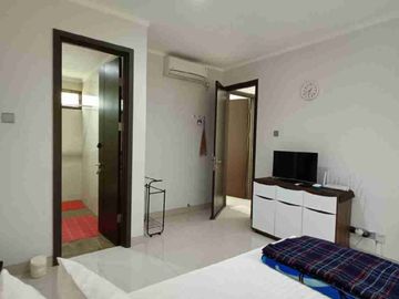 HOT SALE WITH GOOD DEAL !!! 

Di jual Ruman Secondary Siap Huni
Semi Furnished posisi Samping fasum