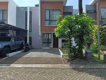 HOT SALE WITH GOOD DEAL !!! 

Di jual Ruman Secondary Siap Huni
Semi Furnished posisi Samping fasum
