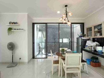 HOT SALE WITH GOOD DEAL !!! 

Di jual Ruman Secondary Siap Huni
Semi Furnished posisi Samping fasum