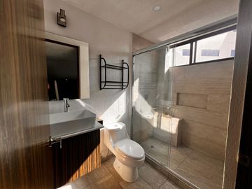 RENTA DEPARTAMENTO AMUEBLADO DE 2 RECÁMARAS Y TERRAZA PRIVADA EN COLONIA LA PAZ