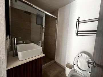 RENTA DEPARTAMENTO AMUEBLADO DE 2 RECÁMARAS Y TERRAZA PRIVADA EN COLONIA LA PAZ