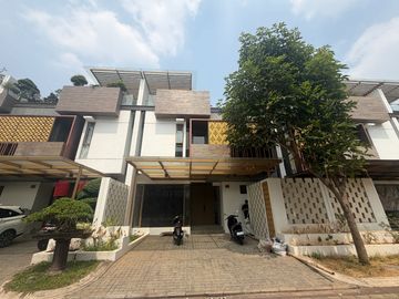 Brand New!! Disewakan Rumah 3 Lantai Puri 11 Luas 9X13 Meter Akses Tol Langsung