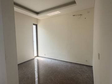 Brand New!! Disewakan Rumah 3 Lantai Puri 11 Luas 9X13 Meter Akses Tol Langsung