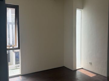 Brand New!! Disewakan Rumah 3 Lantai Puri 11 Luas 9X13 Meter Akses Tol Langsung