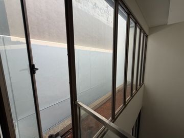 Brand New!! Disewakan Rumah 3 Lantai Puri 11 Luas 9X13 Meter Akses Tol Langsung