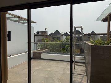 Brand New!! Disewakan Rumah 3 Lantai Puri 11 Luas 9X13 Meter Akses Tol Langsung