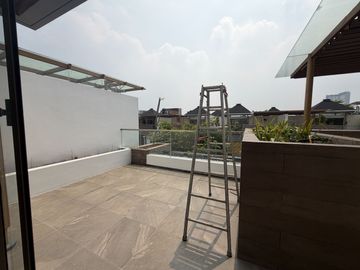 Brand New!! Disewakan Rumah 3 Lantai Puri 11 Luas 9X13 Meter Akses Tol Langsung
