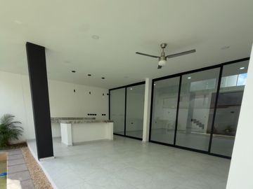 Casa de 4 Recámaras, una en Planta Baja, Temozón Norte, Entrega Inmediata