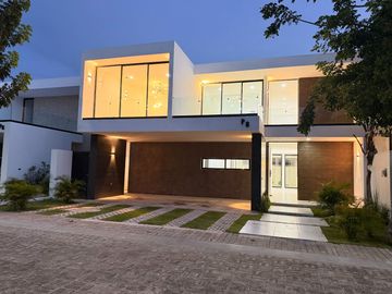 Casa de 4 Recámaras, una en Planta Baja, Temozón Norte, Entrega Inmediata