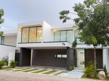 Casa de 4 Recámaras, una en Planta Baja, Temozón Norte, Entrega Inmediata