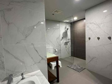 PARK MCKINLEY WEST PENTHOUSE 5 BEDROOM FOR SALE