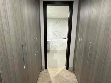 PARK MCKINLEY WEST PENTHOUSE 5 BEDROOM FOR SALE