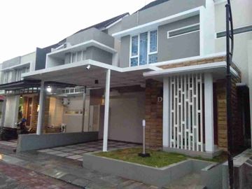 DIJUAL RUMAH 2 LANTAI SANGAT STRATEGIS DEKAT EXIT TOL KRONGGAHAN DI PERUMAHAN KUANTAN REGENCY NOGOTIRTO