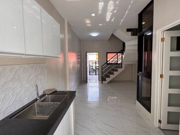 Modern Brandnew Townhouse for Sale in Parananque 3Storey Elegant-MD