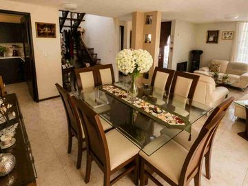 Casa en venta de 3 pisos con terreno excedente, Fracc. Real de la Plata, dentro de privada, al sur de Pachuca, Hidalgo. A espaldas del Hospital del Issste.