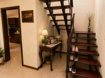 Casa en venta de 3 pisos con terreno excedente, Fracc. Real de la Plata, dentro de privada, al sur de Pachuca, Hidalgo. A espaldas del Hospital del Issste.