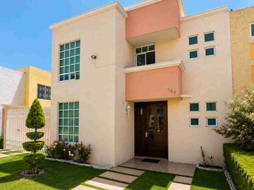 Casa en venta de 3 pisos con terreno excedente, Fracc. Real de la Plata, dentro de privada, al sur de Pachuca, Hidalgo. A espaldas del Hospital del Issste.