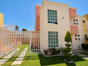 Casa en venta de 3 pisos con terreno excedente, Fracc. Real de la Plata, dentro de privada, al sur de Pachuca, Hidalgo. A espaldas del Hospital del Issste.