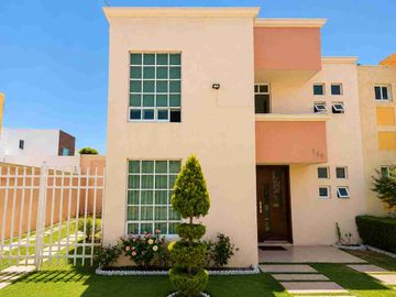 Casa en venta de 3 pisos con terreno excedente, Fracc. Real de la Plata, dentro de privada, al sur de Pachuca, Hidalgo. A espaldas del Hospital del Issste.