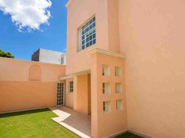 Casa en venta de 3 pisos con terreno excedente, Fracc. Real de la Plata, dentro de privada, al sur de Pachuca, Hidalgo. A espaldas del Hospital del Issste.