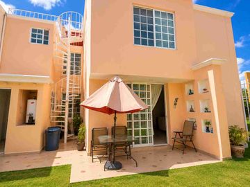 Casa en venta de 3 pisos con terreno excedente, Fracc. Real de la Plata, dentro de privada, al sur de Pachuca, Hidalgo. A espaldas del Hospital del Issste.