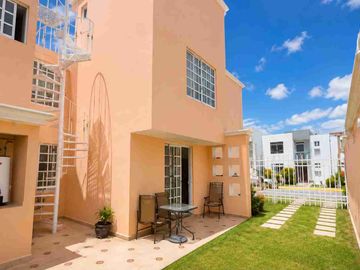 Casa en venta de 3 pisos con terreno excedente, Fracc. Real de la Plata, dentro de privada, al sur de Pachuca, Hidalgo. A espaldas del Hospital del Issste.