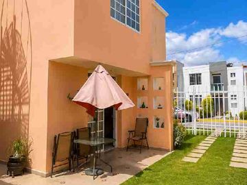 Casa en venta de 3 pisos con terreno excedente, Fracc. Real de la Plata, dentro de privada, al sur de Pachuca, Hidalgo. A espaldas del Hospital del Issste.