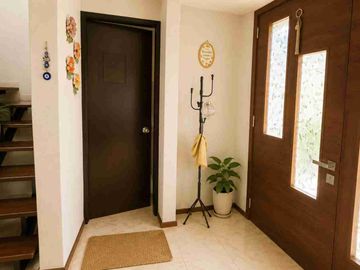 Casa en venta de 3 pisos con terreno excedente, Fracc. Real de la Plata, dentro de privada, al sur de Pachuca, Hidalgo. A espaldas del Hospital del Issste.