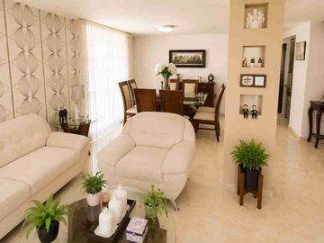 Casa en venta de 3 pisos con terreno excedente, Fracc. Real de la Plata, dentro de privada, al sur de Pachuca, Hidalgo. A espaldas del Hospital del Issste.