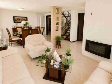 Casa en venta de 3 pisos con terreno excedente, Fracc. Real de la Plata, dentro de privada, al sur de Pachuca, Hidalgo. A espaldas del Hospital del Issste.