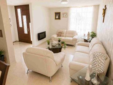 Casa en venta de 3 pisos con terreno excedente, Fracc. Real de la Plata, dentro de privada, al sur de Pachuca, Hidalgo. A espaldas del Hospital del Issste.