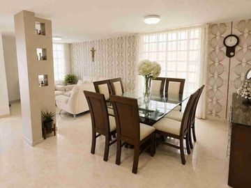 Casa en venta de 3 pisos con terreno excedente, Fracc. Real de la Plata, dentro de privada, al sur de Pachuca, Hidalgo. A espaldas del Hospital del Issste.
