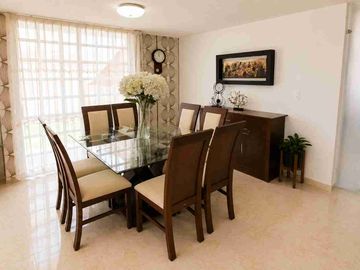 Casa en venta de 3 pisos con terreno excedente, Fracc. Real de la Plata, dentro de privada, al sur de Pachuca, Hidalgo. A espaldas del Hospital del Issste.