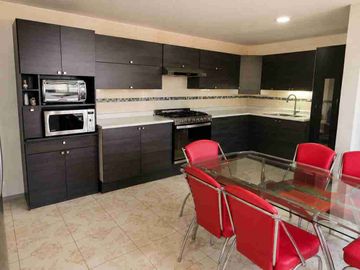 Casa en venta de 3 pisos con terreno excedente, Fracc. Real de la Plata, dentro de privada, al sur de Pachuca, Hidalgo. A espaldas del Hospital del Issste.