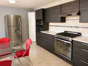 Casa en venta de 3 pisos con terreno excedente, Fracc. Real de la Plata, dentro de privada, al sur de Pachuca, Hidalgo. A espaldas del Hospital del Issste.