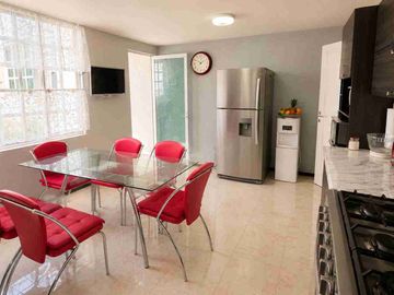 Casa en venta de 3 pisos con terreno excedente, Fracc. Real de la Plata, dentro de privada, al sur de Pachuca, Hidalgo. A espaldas del Hospital del Issste.