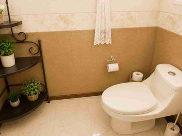 Casa en venta de 3 pisos con terreno excedente, Fracc. Real de la Plata, dentro de privada, al sur de Pachuca, Hidalgo. A espaldas del Hospital del Issste.