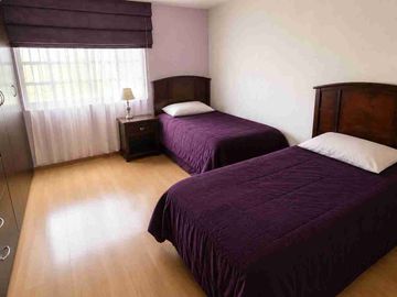 Casa en venta de 3 pisos con terreno excedente, Fracc. Real de la Plata, dentro de privada, al sur de Pachuca, Hidalgo. A espaldas del Hospital del Issste.