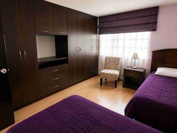 Casa en venta de 3 pisos con terreno excedente, Fracc. Real de la Plata, dentro de privada, al sur de Pachuca, Hidalgo. A espaldas del Hospital del Issste.