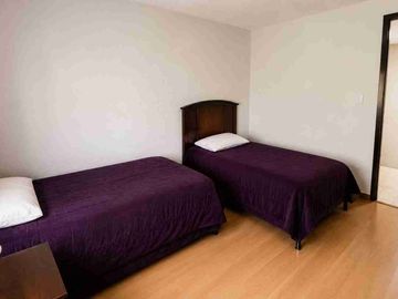 Casa en venta de 3 pisos con terreno excedente, Fracc. Real de la Plata, dentro de privada, al sur de Pachuca, Hidalgo. A espaldas del Hospital del Issste.