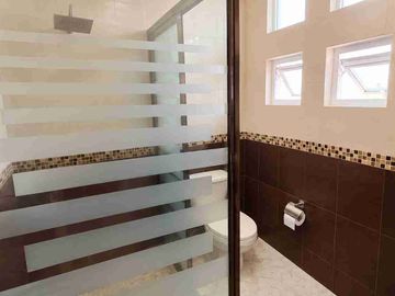 Casa en venta de 3 pisos con terreno excedente, Fracc. Real de la Plata, dentro de privada, al sur de Pachuca, Hidalgo. A espaldas del Hospital del Issste.