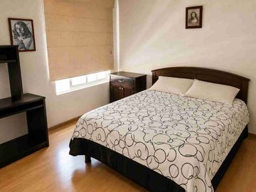 Casa en venta de 3 pisos con terreno excedente, Fracc. Real de la Plata, dentro de privada, al sur de Pachuca, Hidalgo. A espaldas del Hospital del Issste.