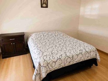Casa en venta de 3 pisos con terreno excedente, Fracc. Real de la Plata, dentro de privada, al sur de Pachuca, Hidalgo. A espaldas del Hospital del Issste.