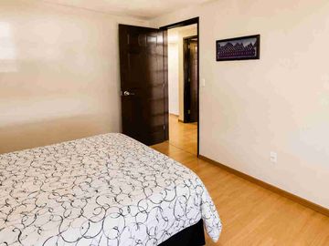 Casa en venta de 3 pisos con terreno excedente, Fracc. Real de la Plata, dentro de privada, al sur de Pachuca, Hidalgo. A espaldas del Hospital del Issste.