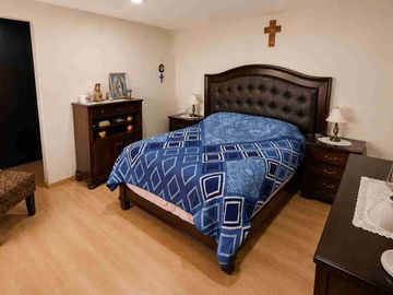 Casa en venta de 3 pisos con terreno excedente, Fracc. Real de la Plata, dentro de privada, al sur de Pachuca, Hidalgo. A espaldas del Hospital del Issste.
