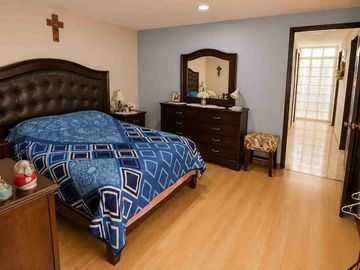 Casa en venta de 3 pisos con terreno excedente, Fracc. Real de la Plata, dentro de privada, al sur de Pachuca, Hidalgo. A espaldas del Hospital del Issste.