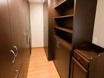 Casa en venta de 3 pisos con terreno excedente, Fracc. Real de la Plata, dentro de privada, al sur de Pachuca, Hidalgo. A espaldas del Hospital del Issste.