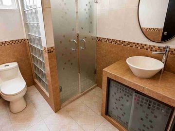 Casa en venta de 3 pisos con terreno excedente, Fracc. Real de la Plata, dentro de privada, al sur de Pachuca, Hidalgo. A espaldas del Hospital del Issste.