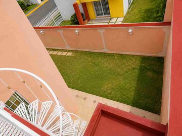 Casa en venta de 3 pisos con terreno excedente, Fracc. Real de la Plata, dentro de privada, al sur de Pachuca, Hidalgo. A espaldas del Hospital del Issste.