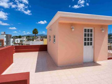 Casa en venta de 3 pisos con terreno excedente, Fracc. Real de la Plata, dentro de privada, al sur de Pachuca, Hidalgo. A espaldas del Hospital del Issste.